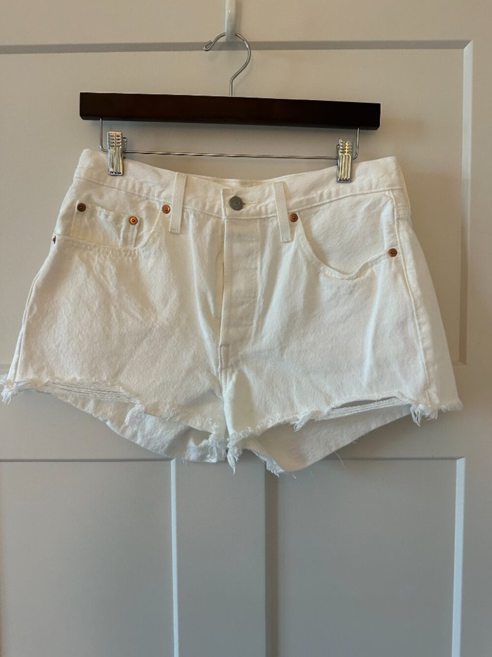 Levi’s 501 Shorts (White)